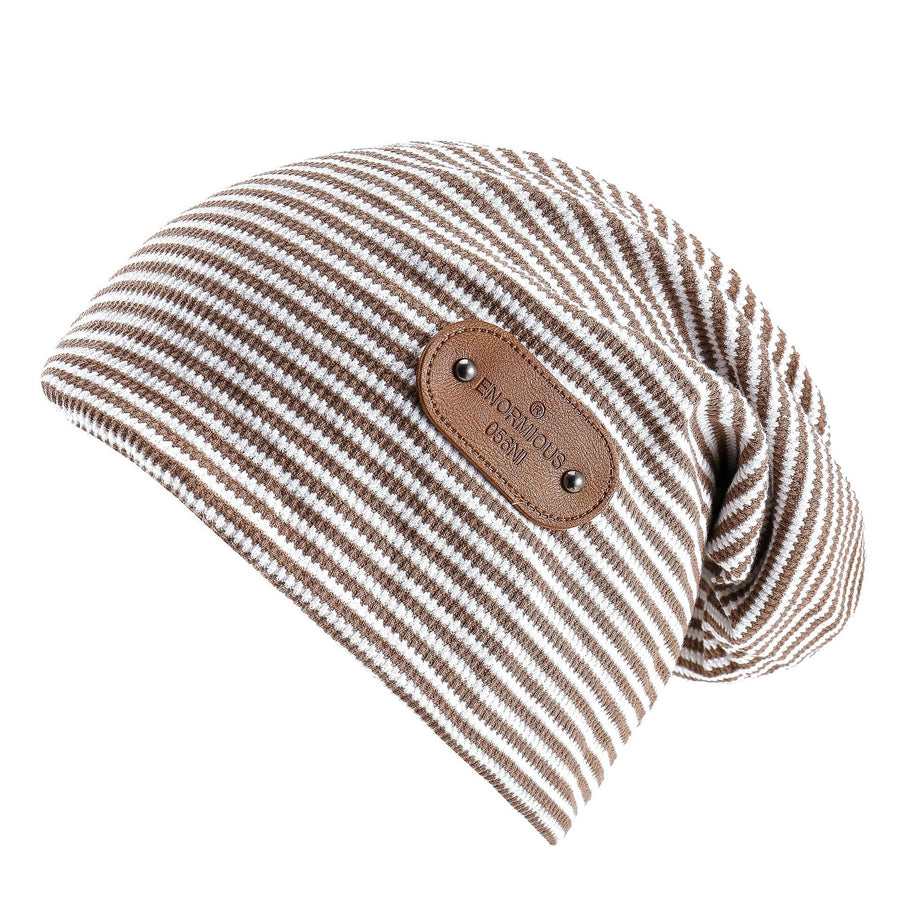 Randig beanie med flätat mönster och läderdetalj