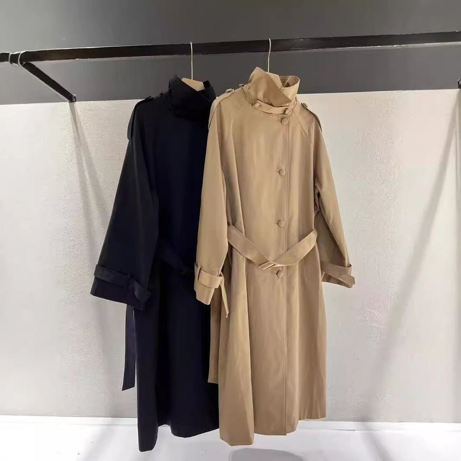 Lång trenchcoat med bälte och hög krage för dam