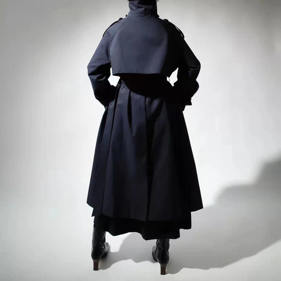 Lång trenchcoat med bälte och hög krage för dam