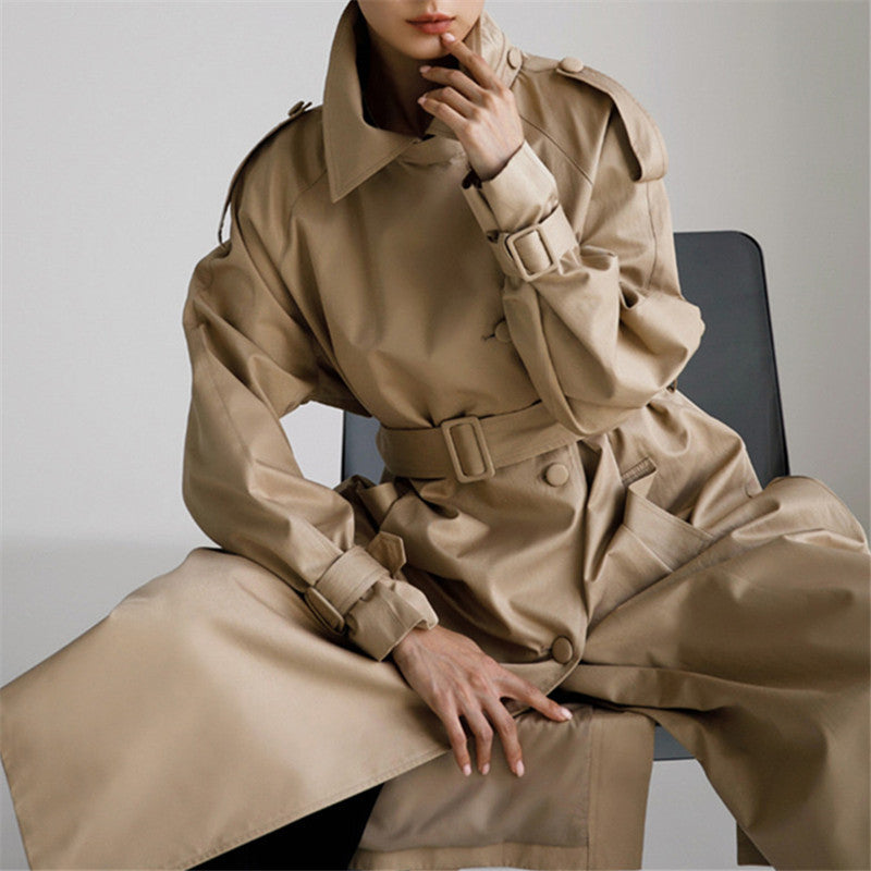 Lång trenchcoat för dam med knytskärp och stora slag, beige