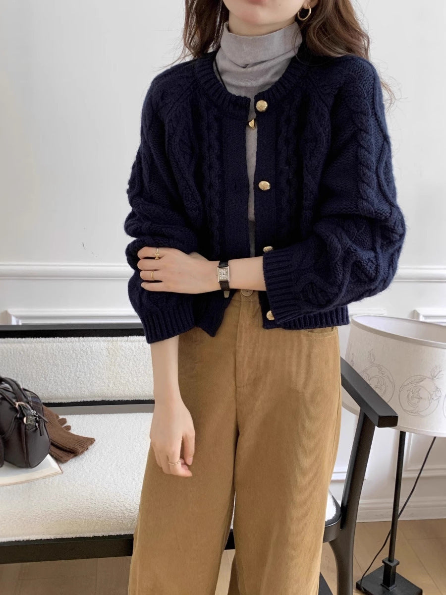 Marinblå Kofta i Kabelstickning med Guldfärgade Knappar