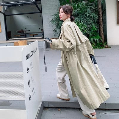Lång trenchcoat för dam i beige med dragsko i midjan