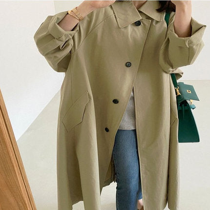 Lång trenchcoat för dam med krage och vida ärmar