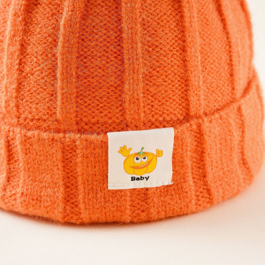 Baby stickad mössa med pumpadesign och ribbad struktur