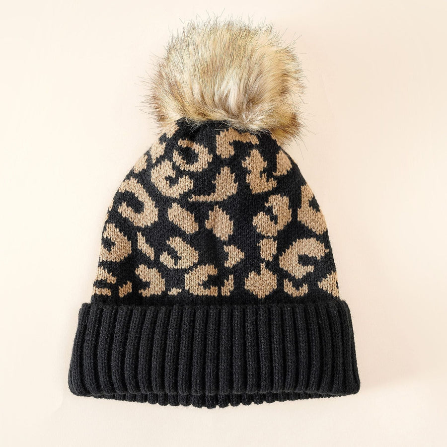 Mössa med leopardmönster och fuskpälsboll, stickad