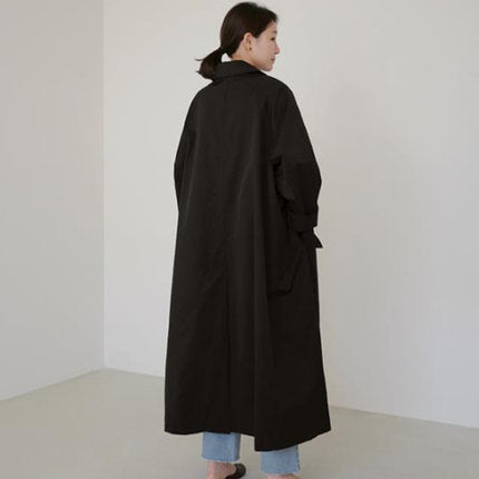 Lång trenchcoat för dam med krage och vida ärmar
