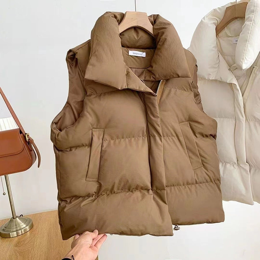 Kvinnors vadderad väst med hög krage, dragkedja, i offwhite, svart eller khaki