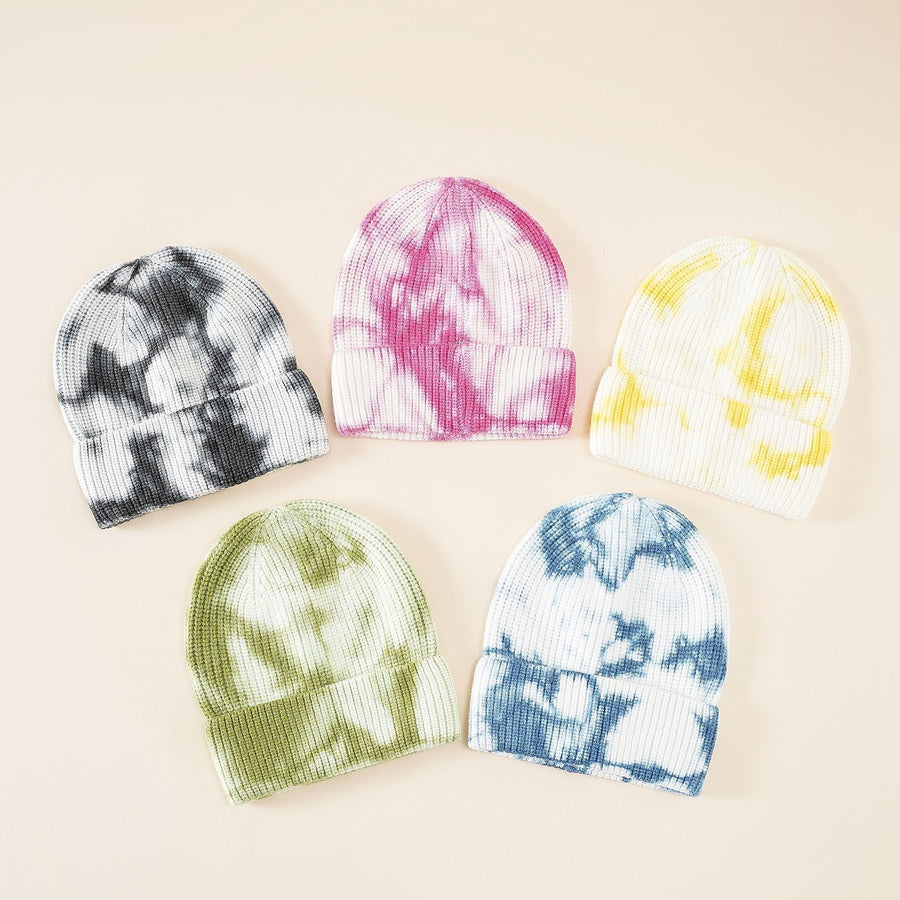 Mössa med ribbstickad kant och tie-dye-mönster i olika färger