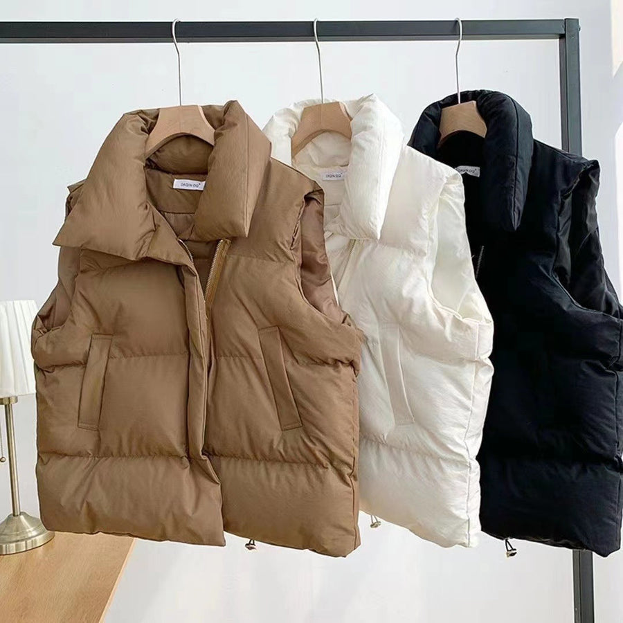 Kvinnors vadderad väst med hög krage, dragkedja, i offwhite, svart eller khaki
