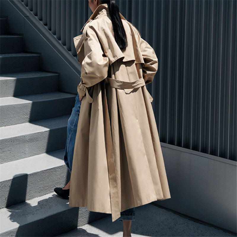 Lång trenchcoat för dam med knytskärp och stora slag, beige