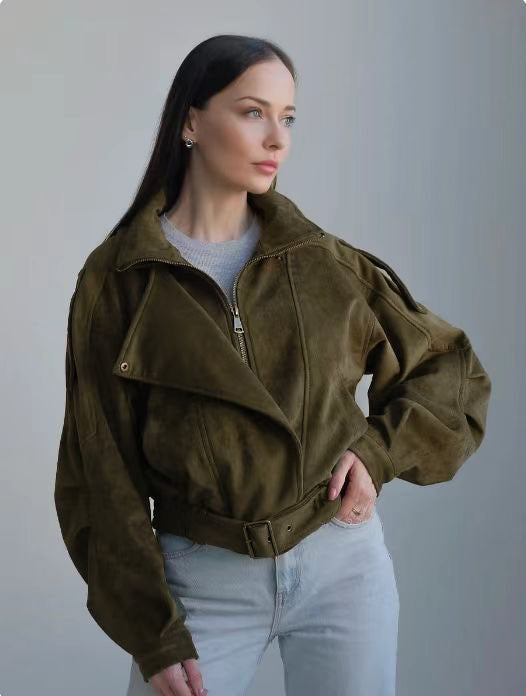 Grön kort jacka med asymmetrisk dragkedja och bälte
