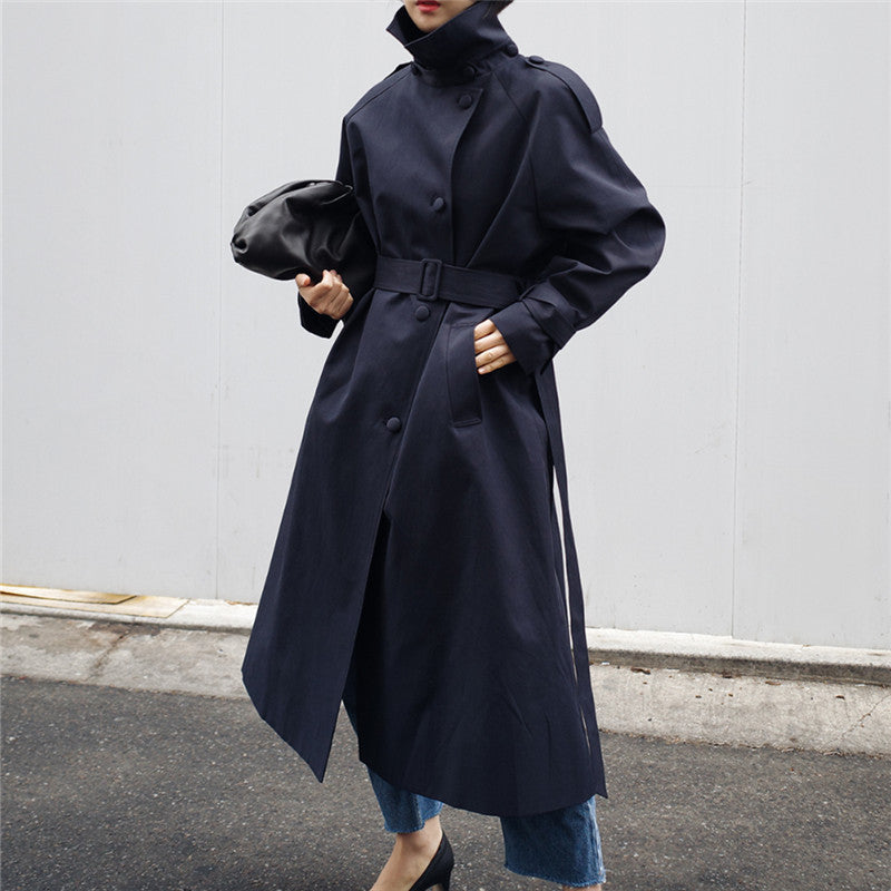Lång trenchcoat med knappar och bälte, enfärgad