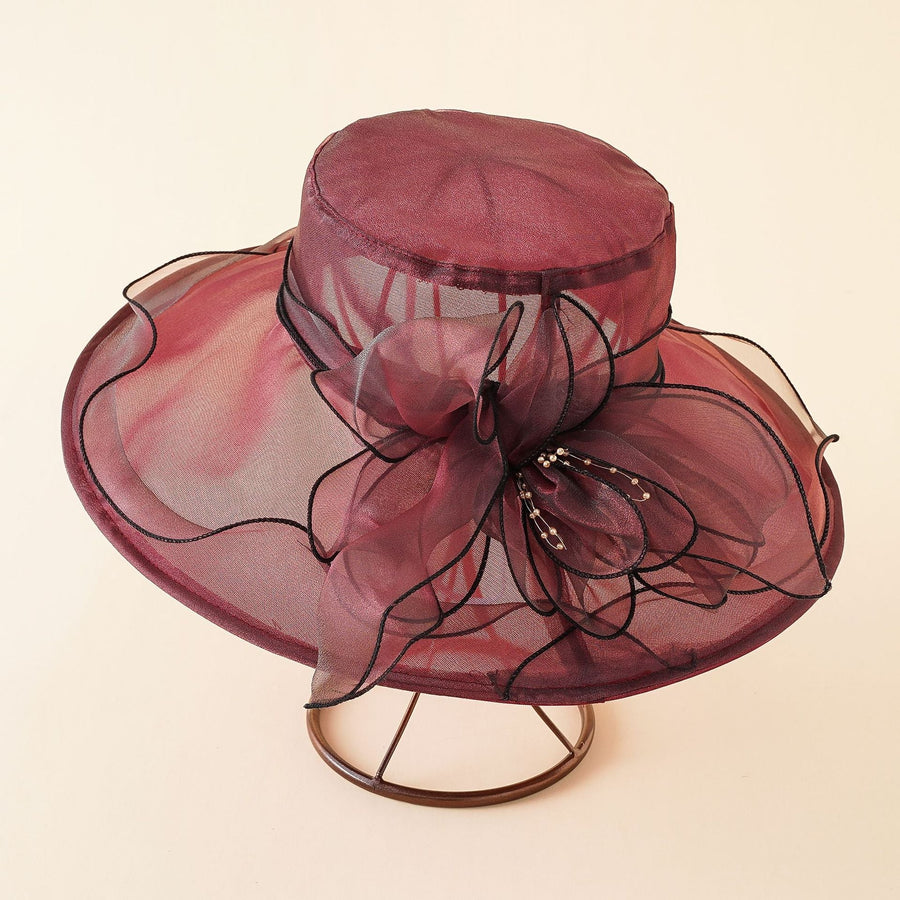 Elegant damhatt med bred brätte och dekorativ rosett, flera färger