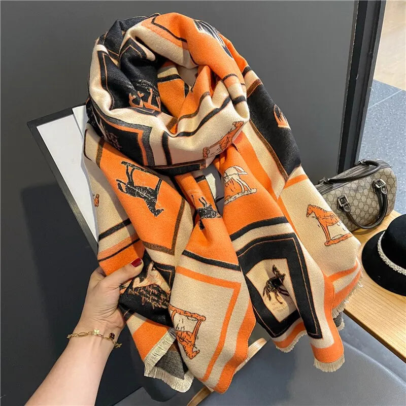 Mönstrad halsduk med hästmotiv och fransar, orange, svart och krämvit