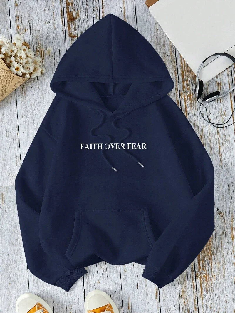 Hoodie med "Faith Over Fear" tryck och text, långärmad huvtröja