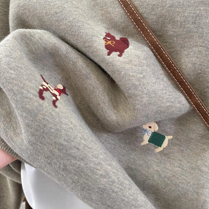 Mjukiströja med djurbroderier rund hals lång ärm