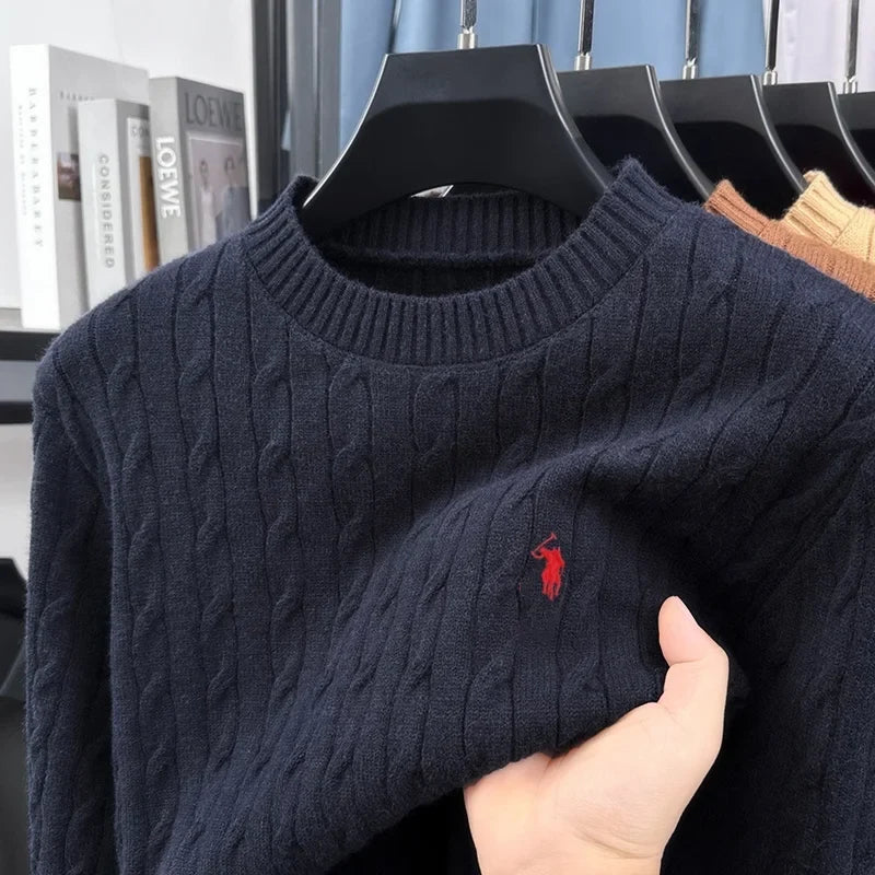 Kabelstickad tröja med rund hals och broderad logga för män