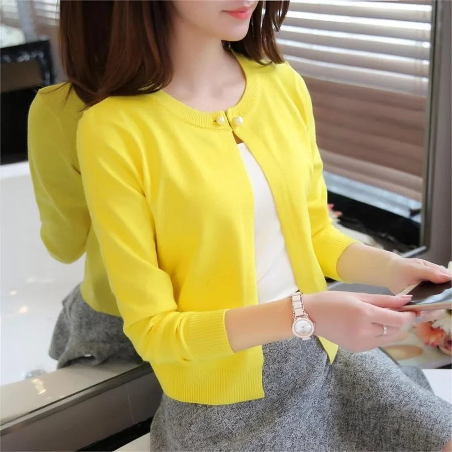 Kort kofta med pärlknapp och lång ärm