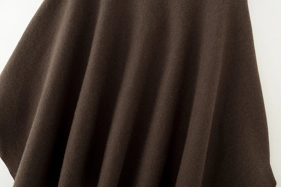 Poncho för dam i enfärgat mjukt material med rund halsringning