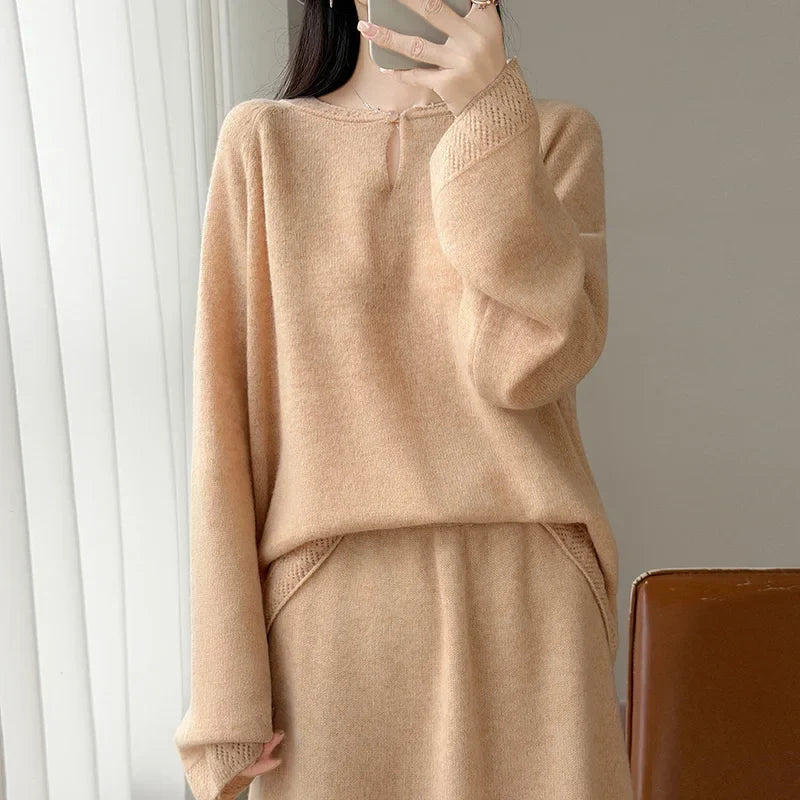 Rosa lös stickad tröja med rund hals och nyckelhålsdetalj