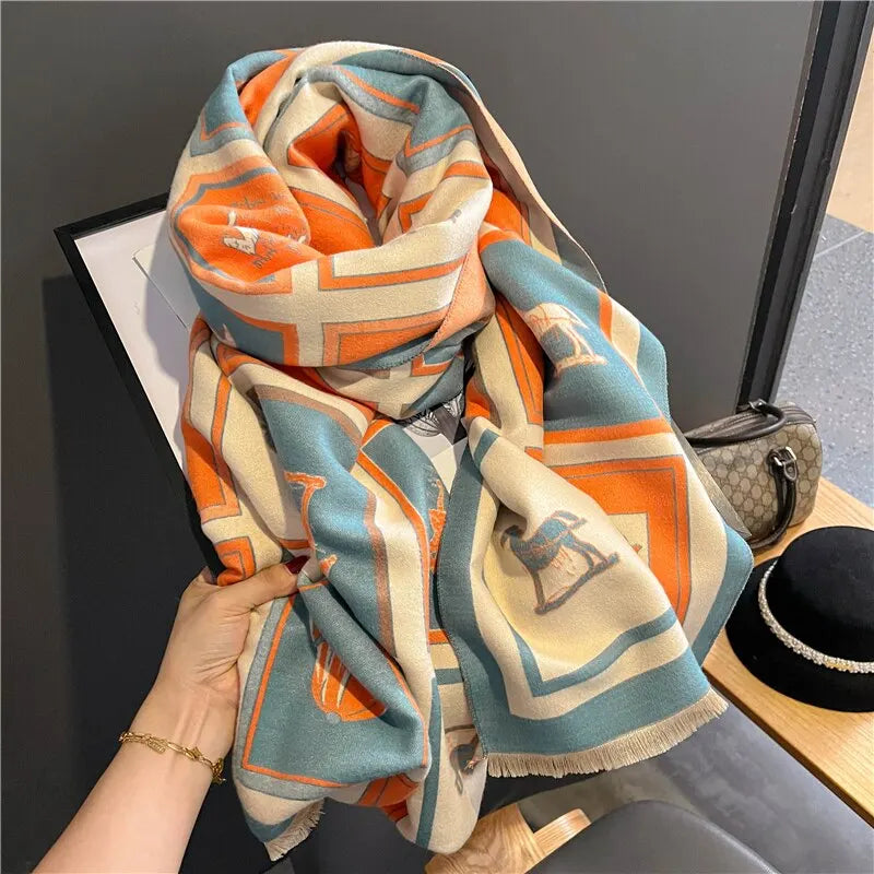 Mönstrad halsduk med hästmotiv och fransar, orange, svart och krämvit