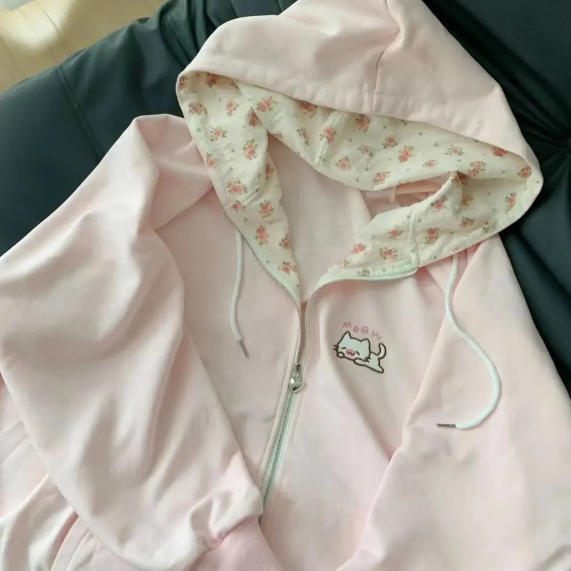 Rosa huvtröja med dragkedja, kattbroderi och blommigt foder