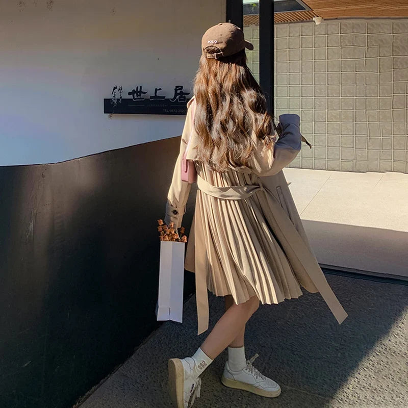 Beige trenchcoat med bälte och veckad kjoldel