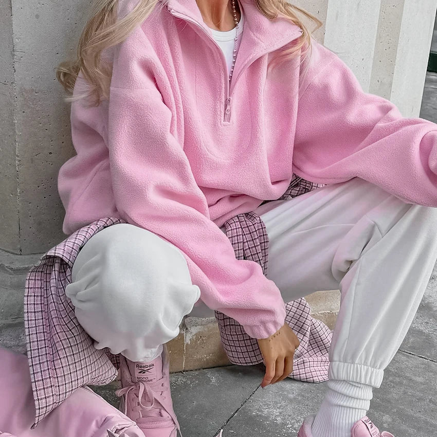 Rosa tröja i fleecematerial med dragkedja, hög krage och muddar