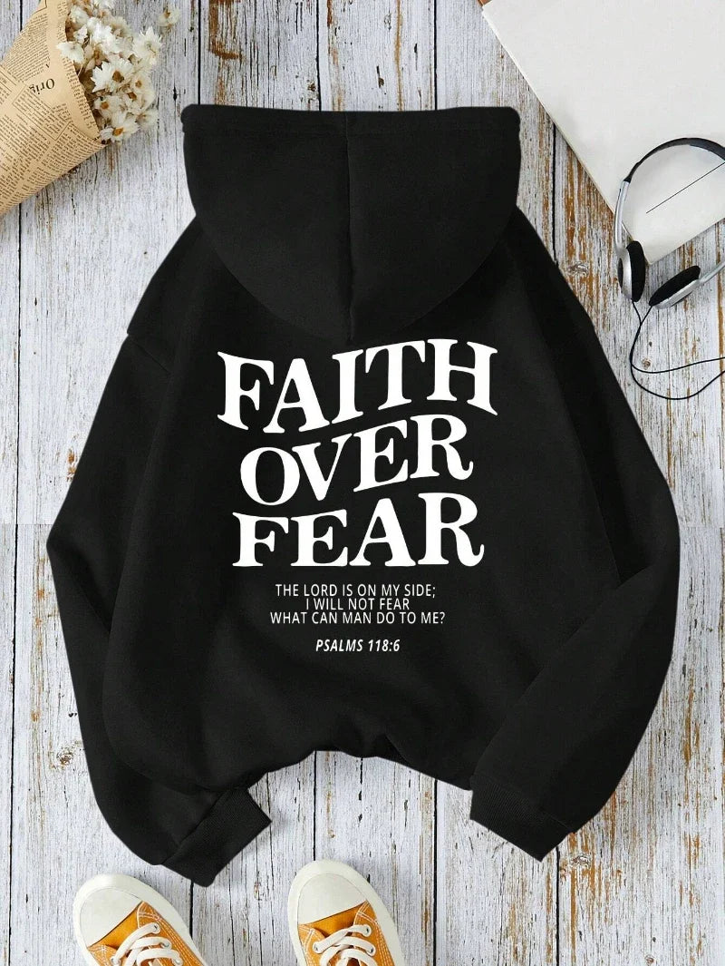 Hoodie med "Faith Over Fear" tryck och text, långärmad huvtröja