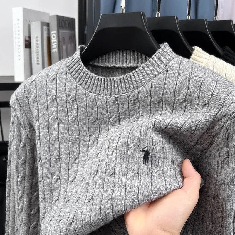 Kabelstickad tröja med rund hals och broderad logga för män