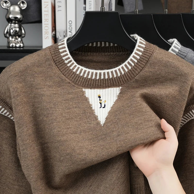Herrtröja med rund hals, broderad figur och randiga detaljer