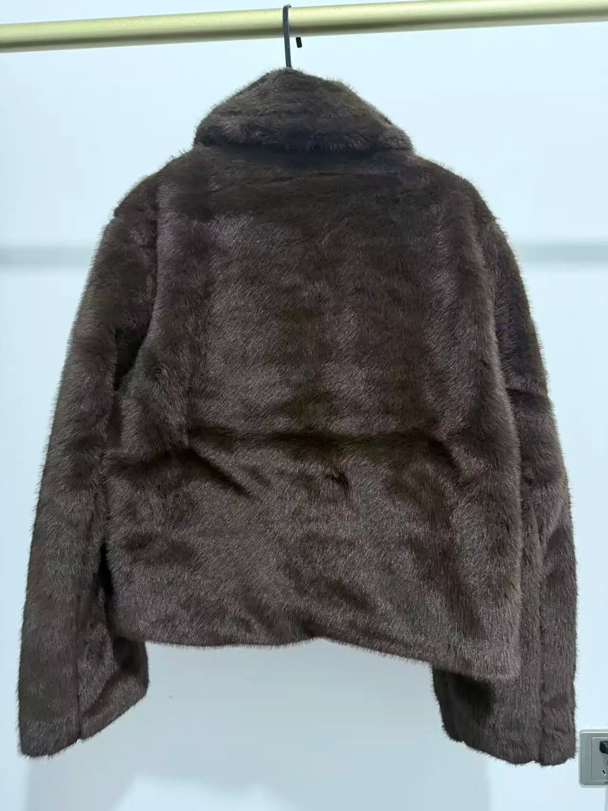 Kort fuskpälsjacka med krage, lång ärm och knäppning