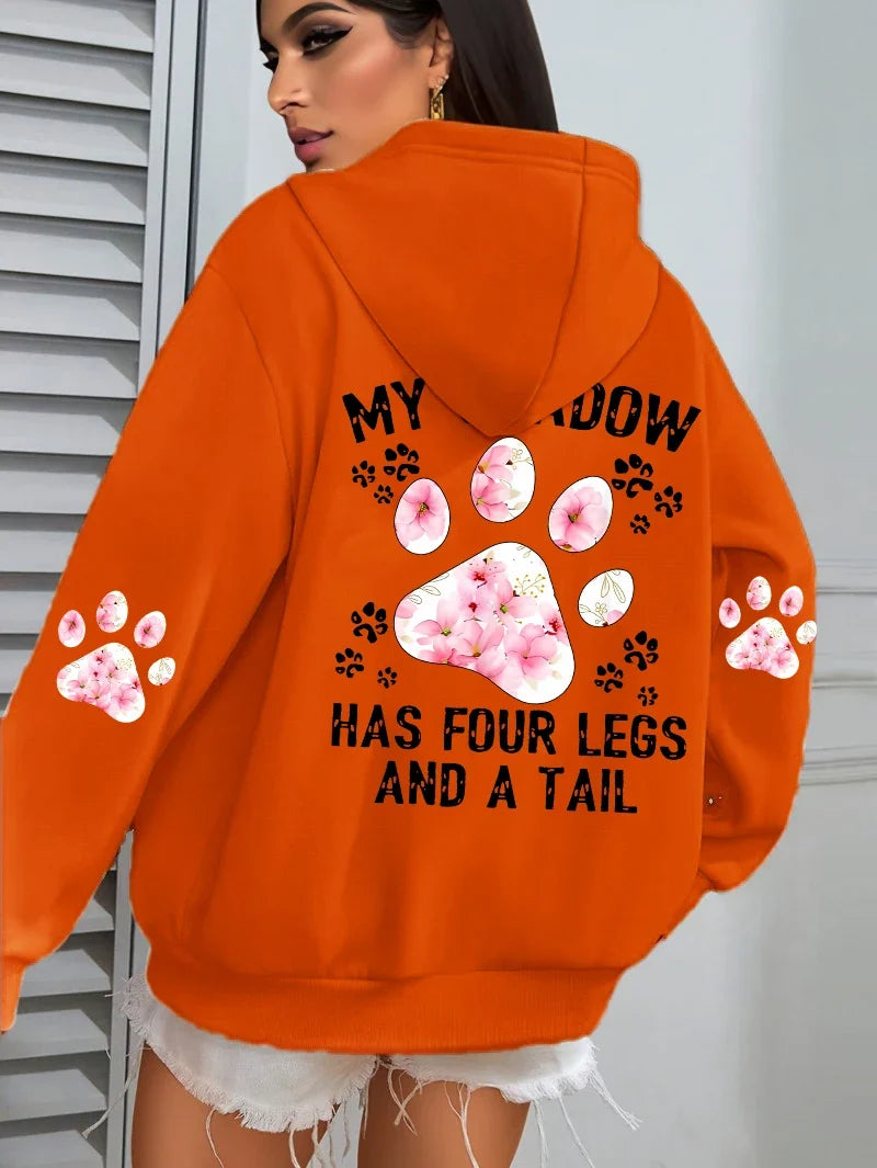 Hoodie med "My Shadow Has Four Legs And A Tail" tryck och blommiga tassar