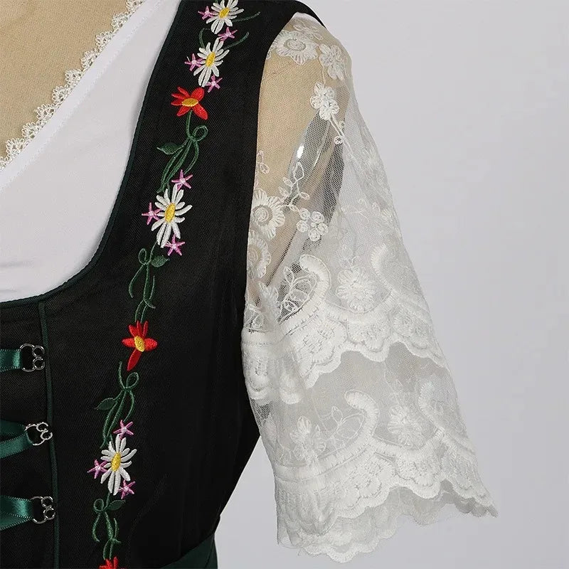 Grön Dirndlklänning med Vita Broderade Blommor och Spetsblus
