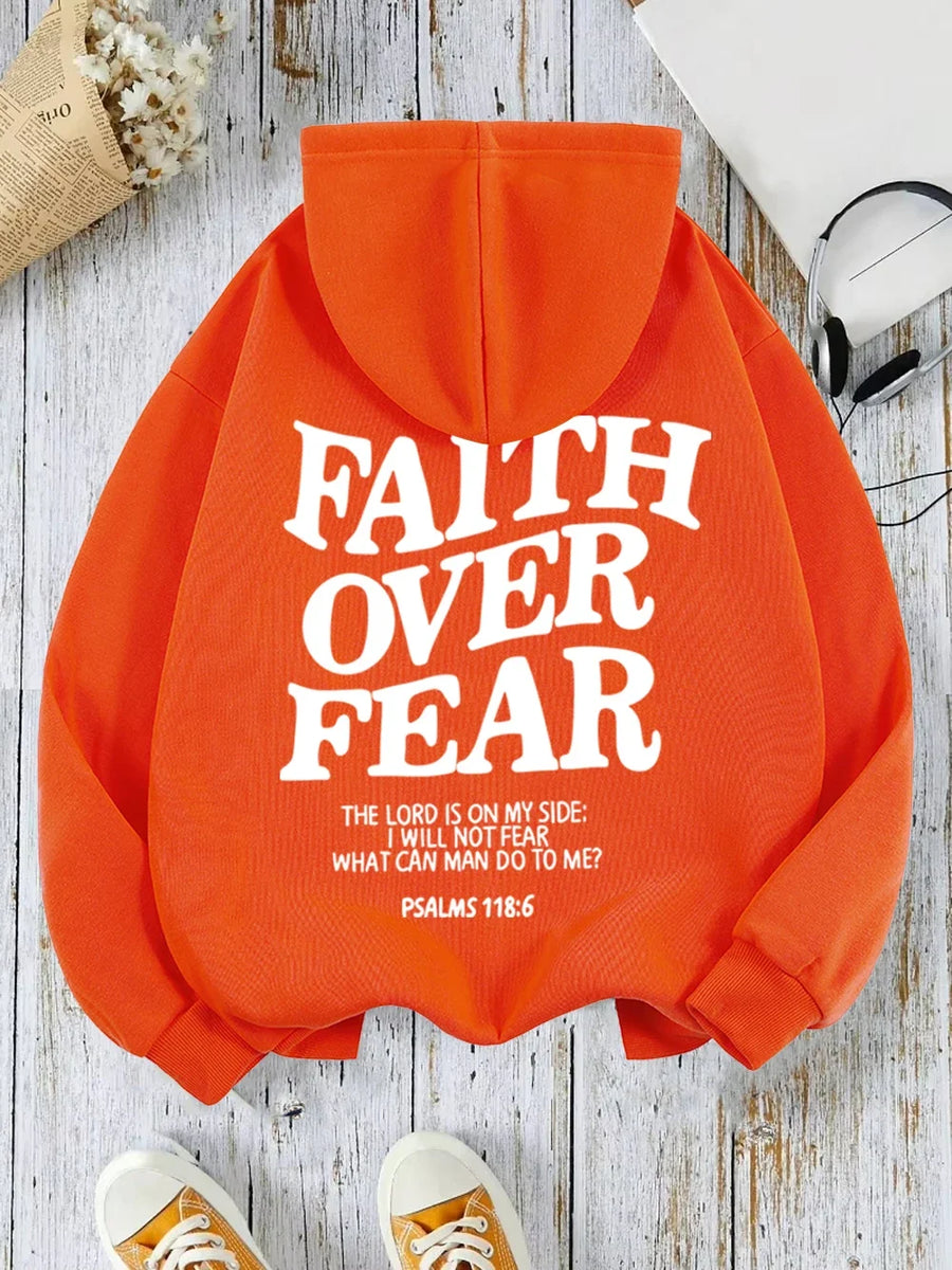 Hoodie med "Faith Over Fear" tryck och text, långärmad huvtröja