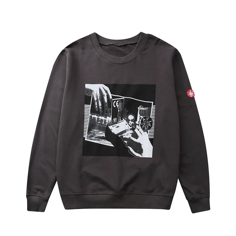 Grå Sweatshirt med svartvit tryck, rund hals och lång ärm