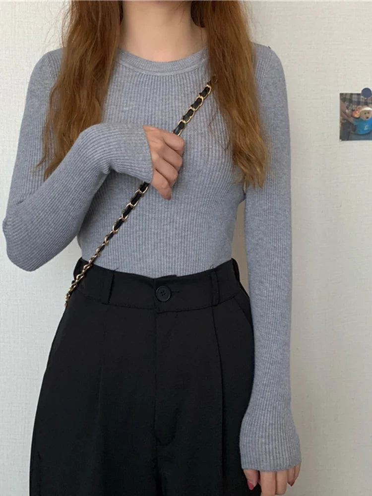 Ribbstickad långärmad tröja med rund halsringning för dam