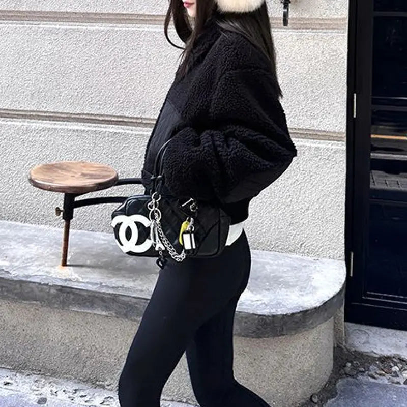 Svart teddyjacka med krage och quiltade detaljer