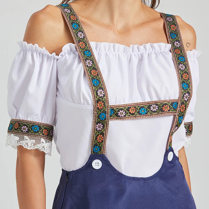 Vit off shoulder blus och mörkblå kjol med broderade hängslen