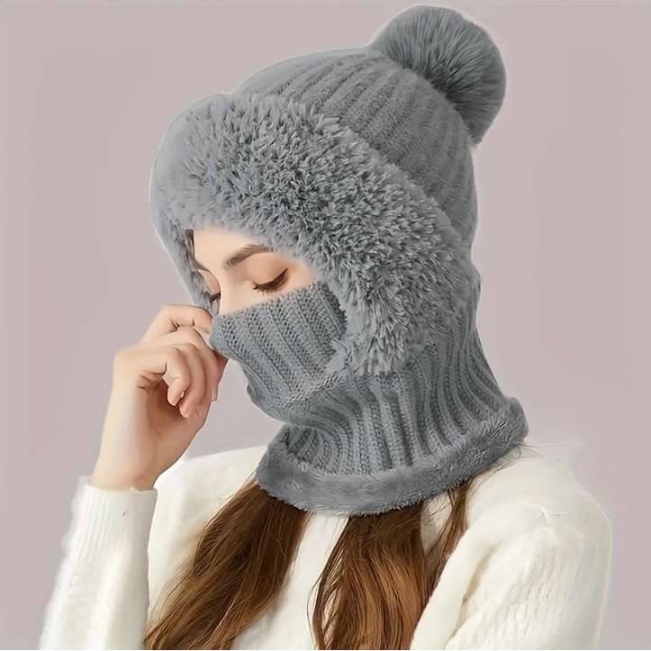 Stickad balaklava med foder i mjukt material och pompom - vintermössa med halsvärmare