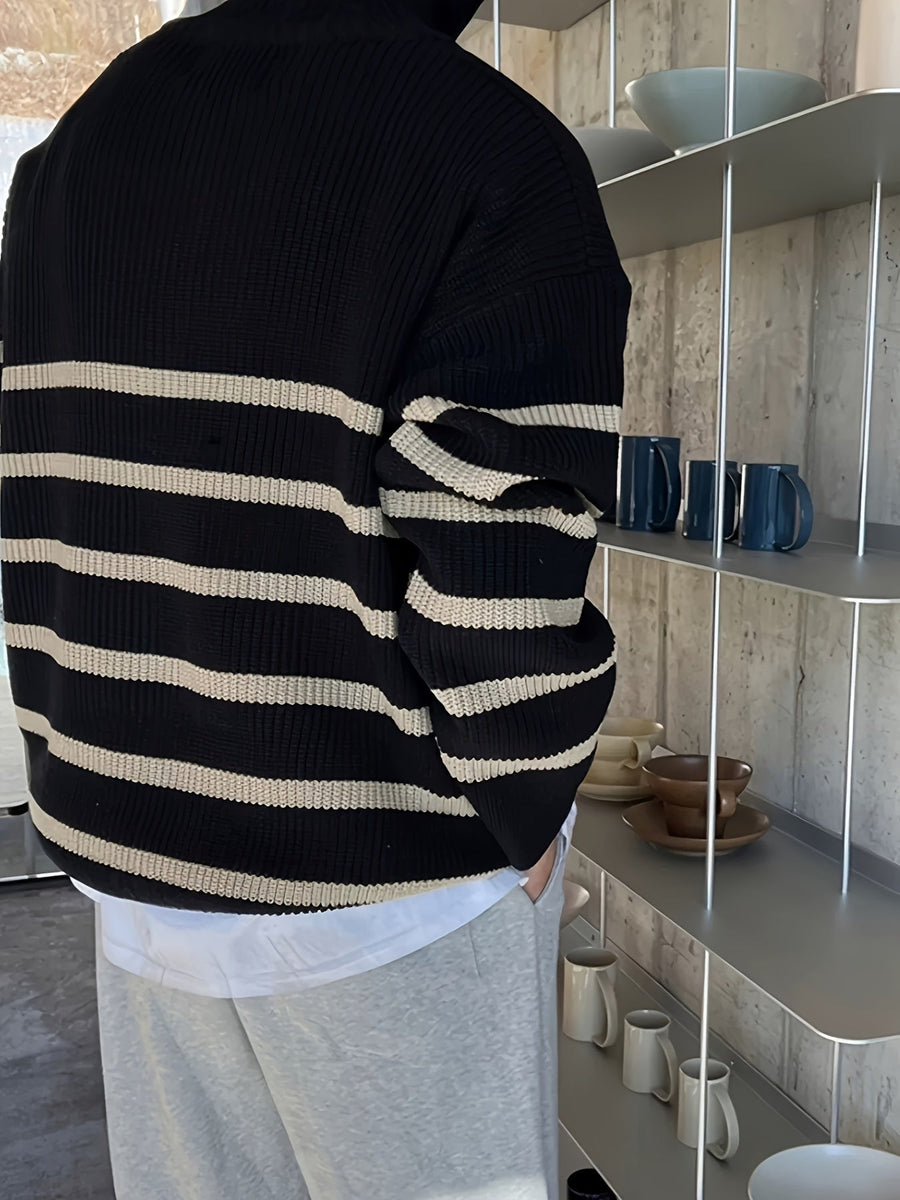 Herrtröja med dragkedja i halsen, grå- och vitrandig stickad tröja