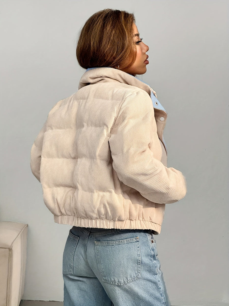 Kort corduroy pufferjacka med ståkrage i tvåfärgad design