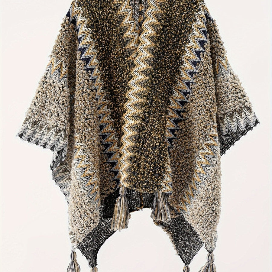 Mönstrad stickad poncho med fransar och hög krage, färgglad zig-zag