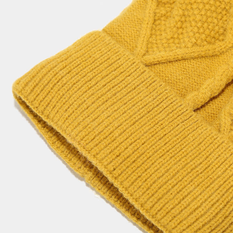 Mössset med mössa, halsduk och handskar, stickat med diamantmönster och pompom