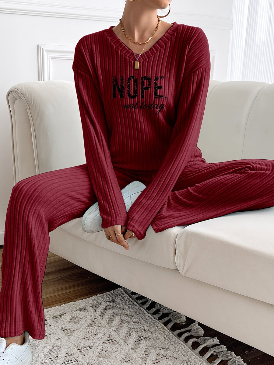 Ribbad loungewearset med V-ringning och tryck, långärmad tröja och vida byxor för dam