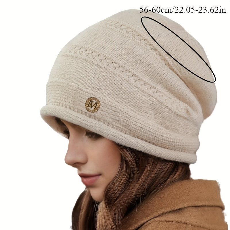 Slouchig stickad mössa med foder och "M"-emblem, enfärgad