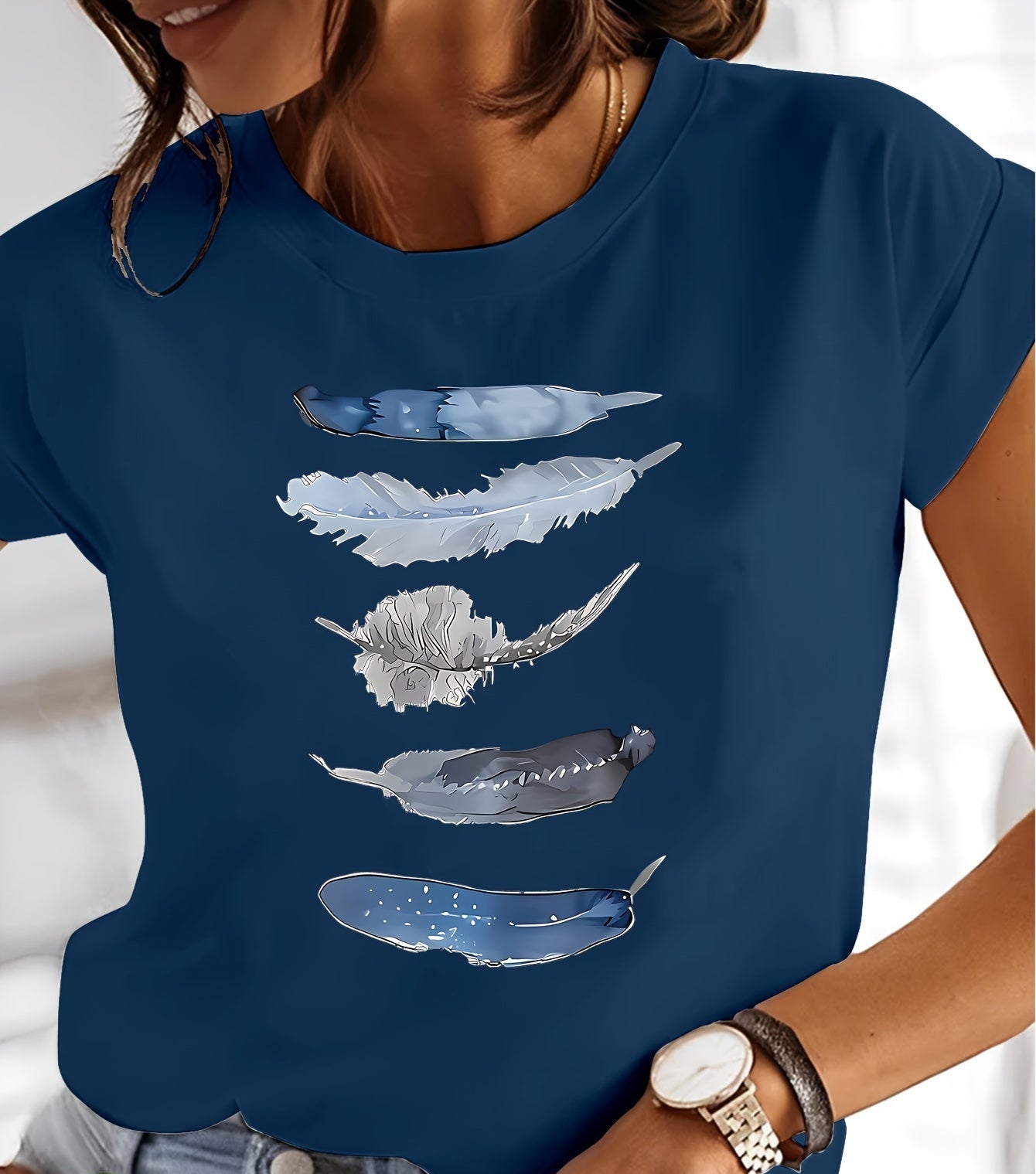 Dam T-shirt med konstnärliga fjädermotiv – avslappnad vardagsstil