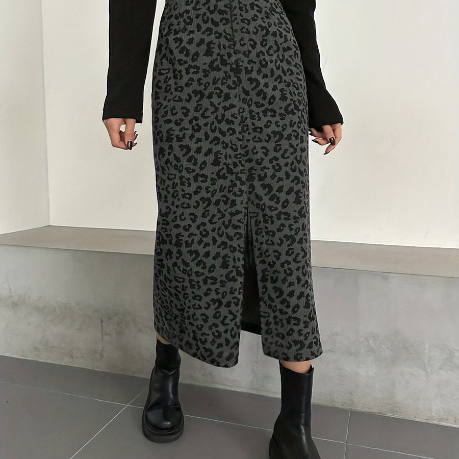 Dam ribbad midikjol med leopardmönster och slits framtill