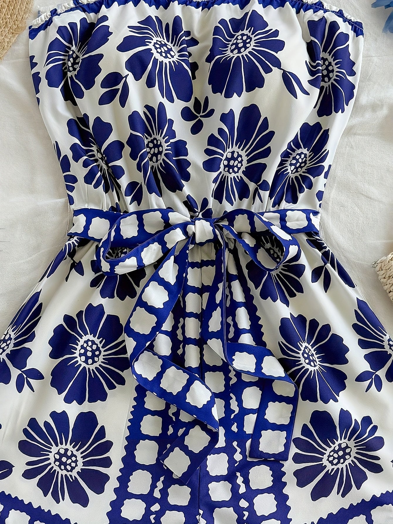 Dam Playsuit Bandeau Romper med Blommigt Mönster och Knytband – Perfekt för Sommar och Semester