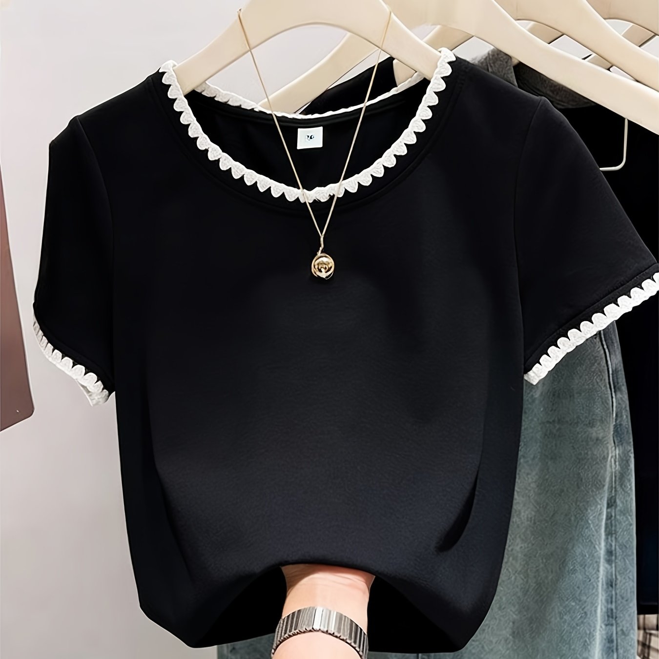 Dam Topp med Dekorativ Kant och Elegant Stil för Vardagsbruk och Fest
